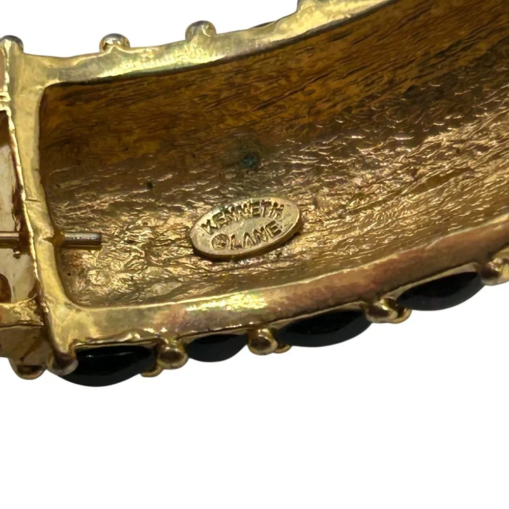 Stunning KJL ( Kenneth J Lane) Black Lucite Cobblestone Hinged Bracelet - Picture 5 of 5